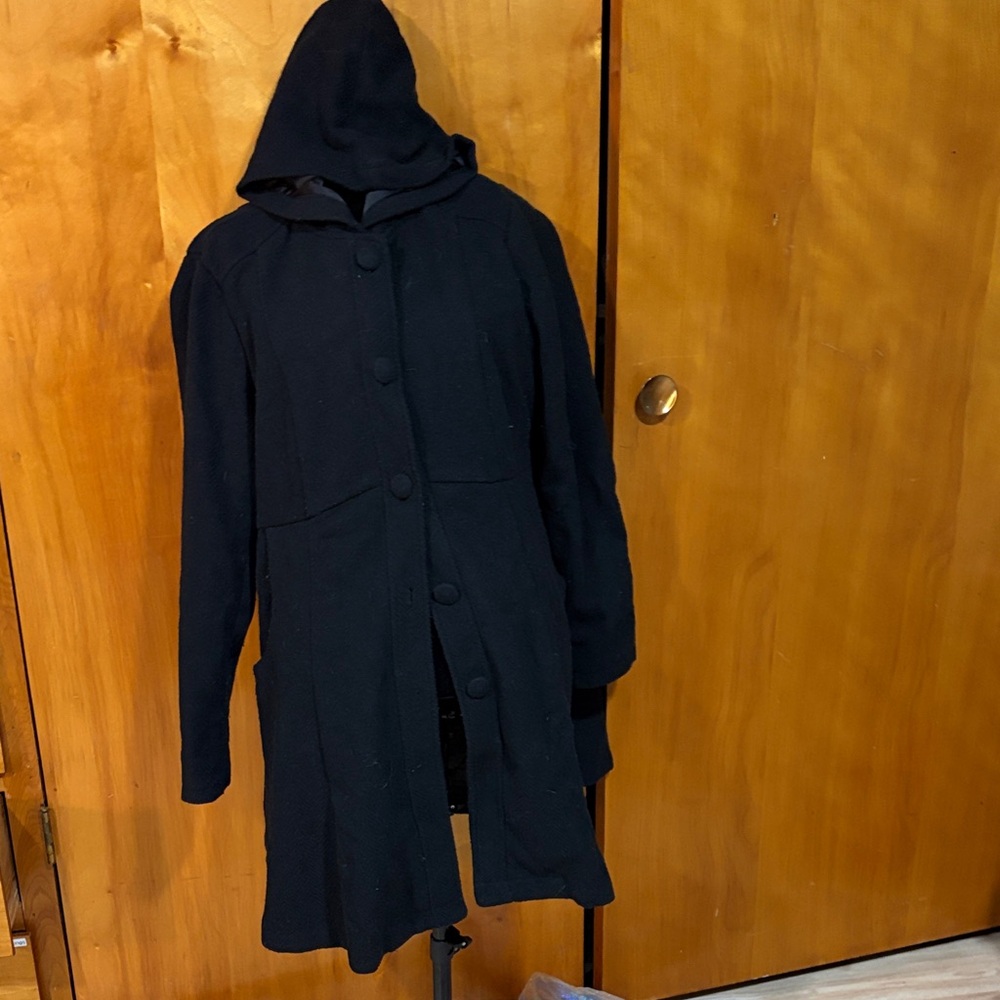 Flared and hooded black peacoat